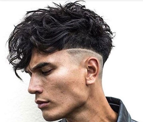 Corte De Cabelo Masculino Numa Barbearia. Cuidado Com Cabelo